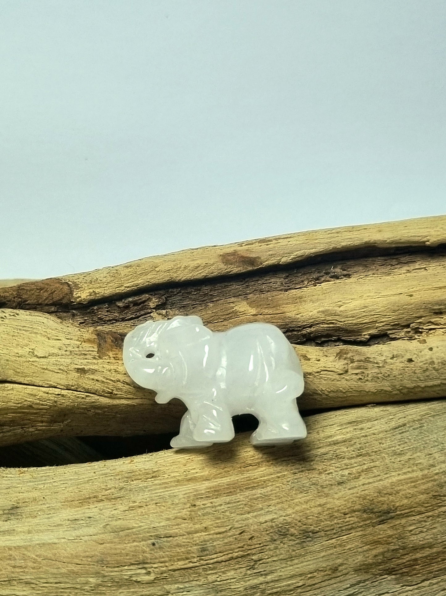 Petit éléphant en pierre