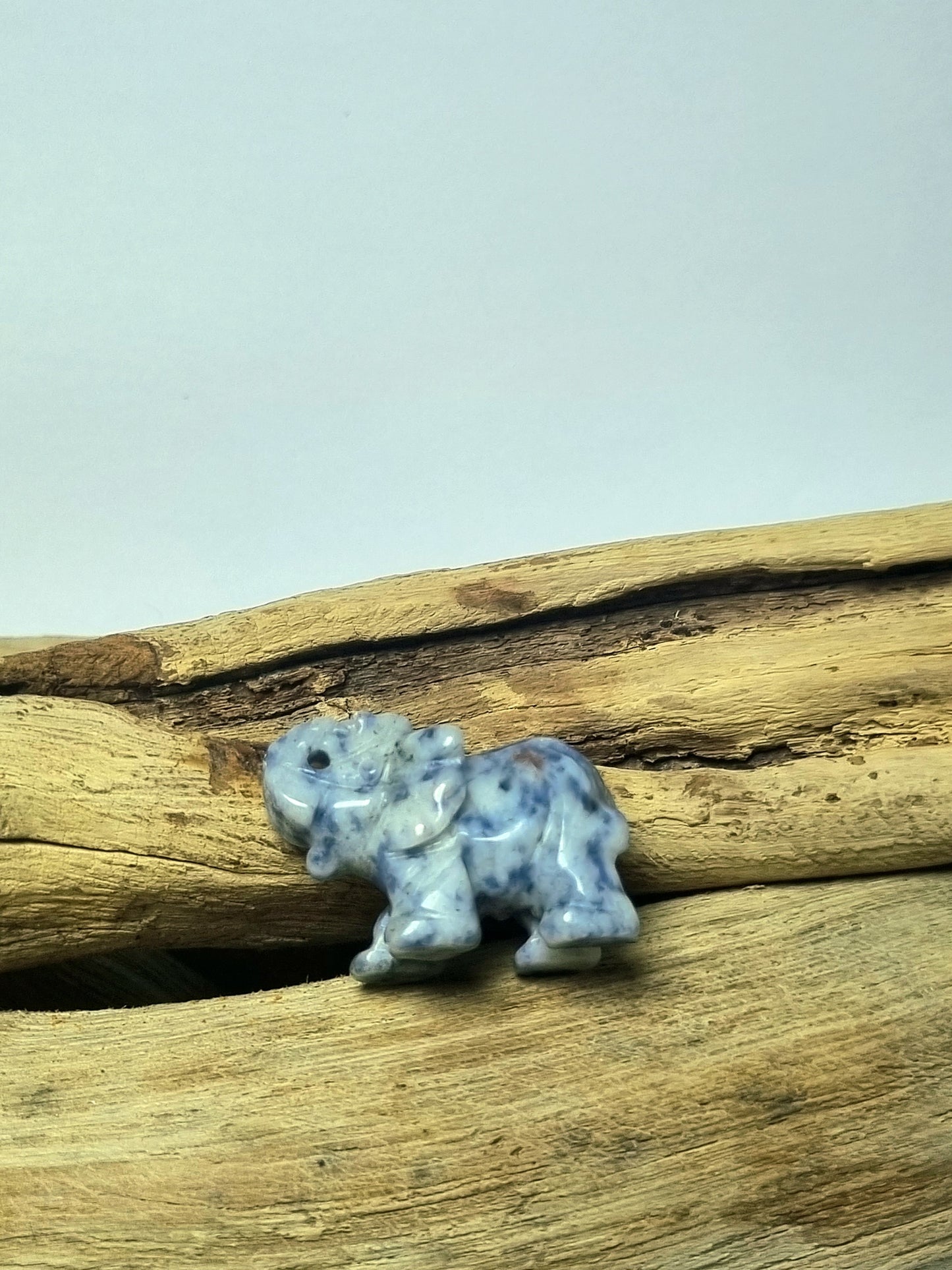 Petit éléphant en pierre