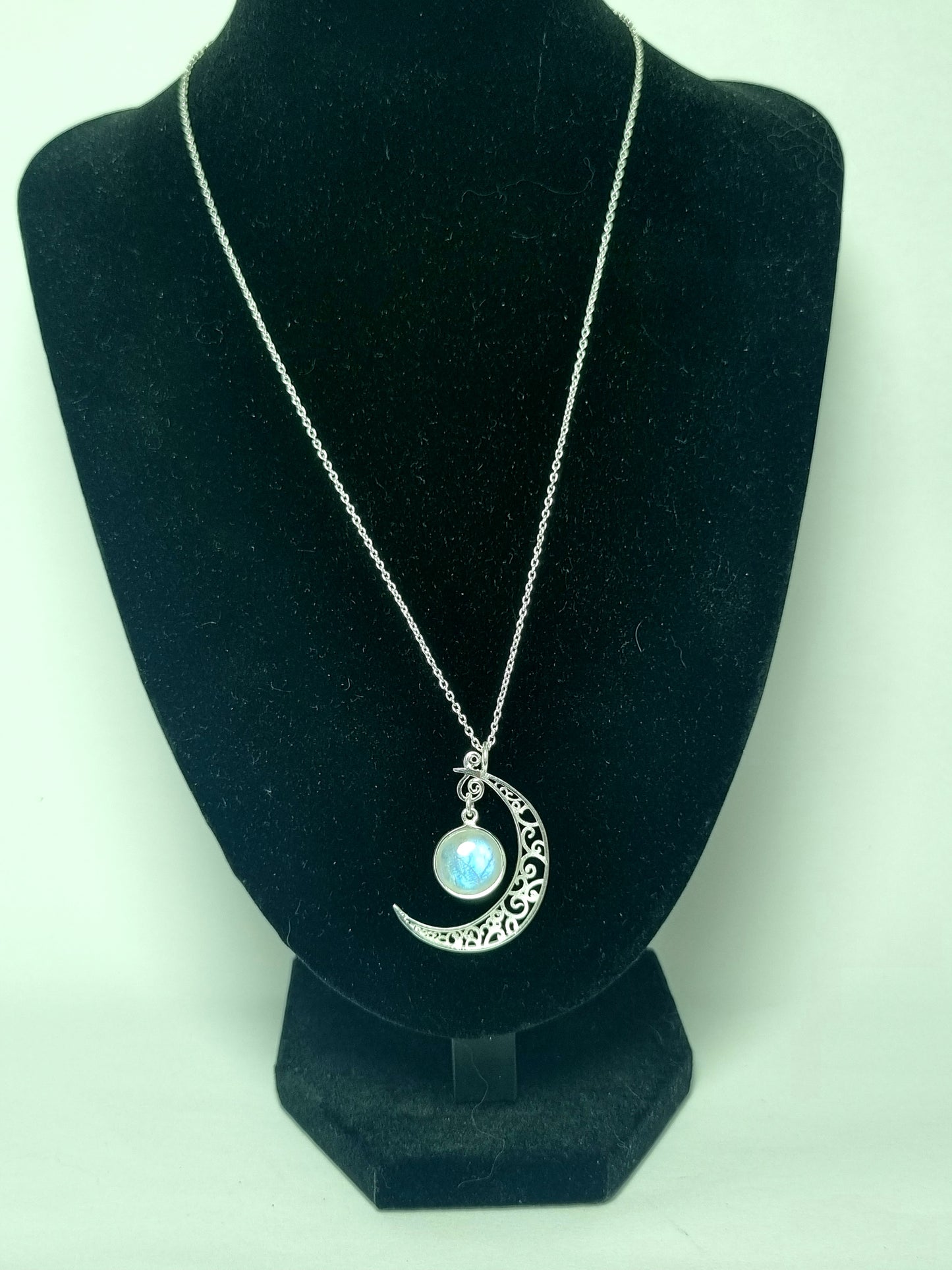 Collier en forme de lune et en pierre de Lune