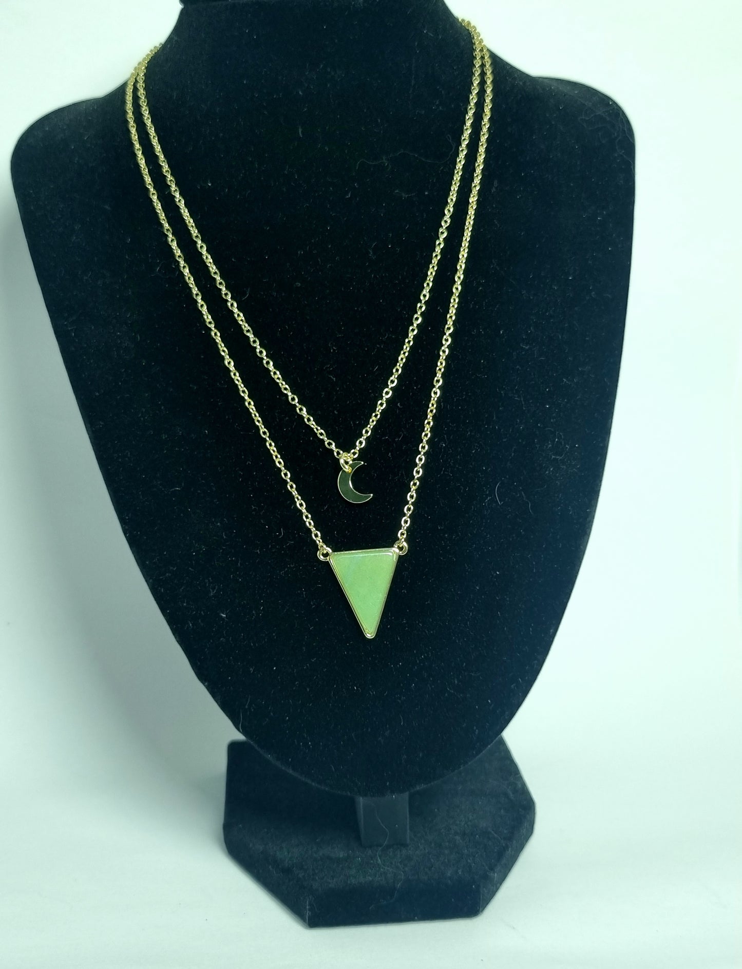 Collier triangle en pierre et lune dorée