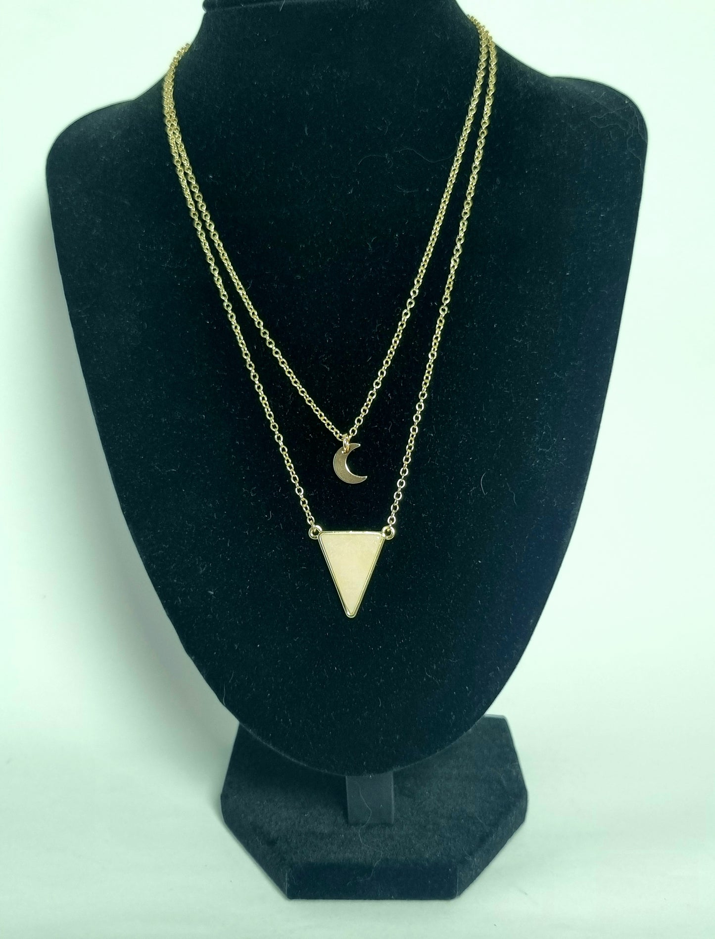 Collier triangle en pierre et lune dorée
