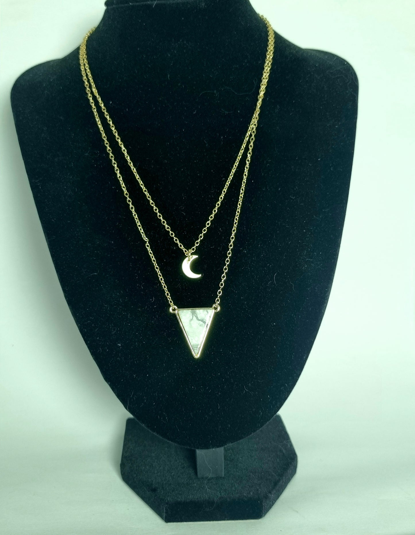 Collier triangle en pierre et lune dorée